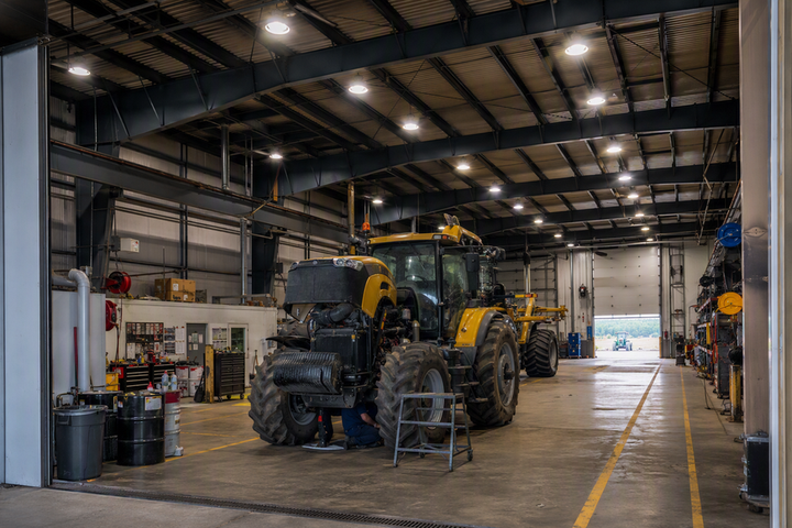 Lighting a Heavy Equipment Maintenance Bay: Oil Mist, Vibration, and High Overhead Clearance